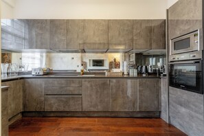 Fridge, microwave, oven, stovetop - LUXURY 3 BEDROOMS FLAT IN HYDE PARK (London)