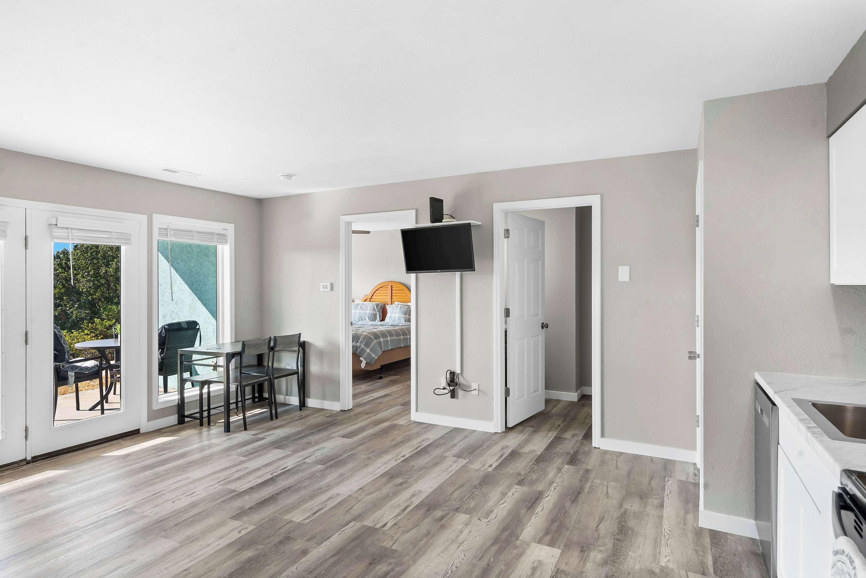 Condo, 1 giường cỡ king và sofa giường, sân hiên (Waterview Oasis) | 1 phòng ngủ, trang trí khác biệt 