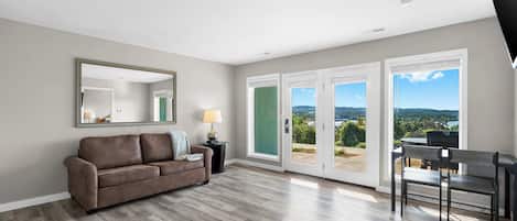 Leilighet, 1 kingsize-seng med sovesofa, terrasse (Waterview Oasis) | Oppholdsområde | En 40-tommers Flatskjerm-TV med digitale kanaler