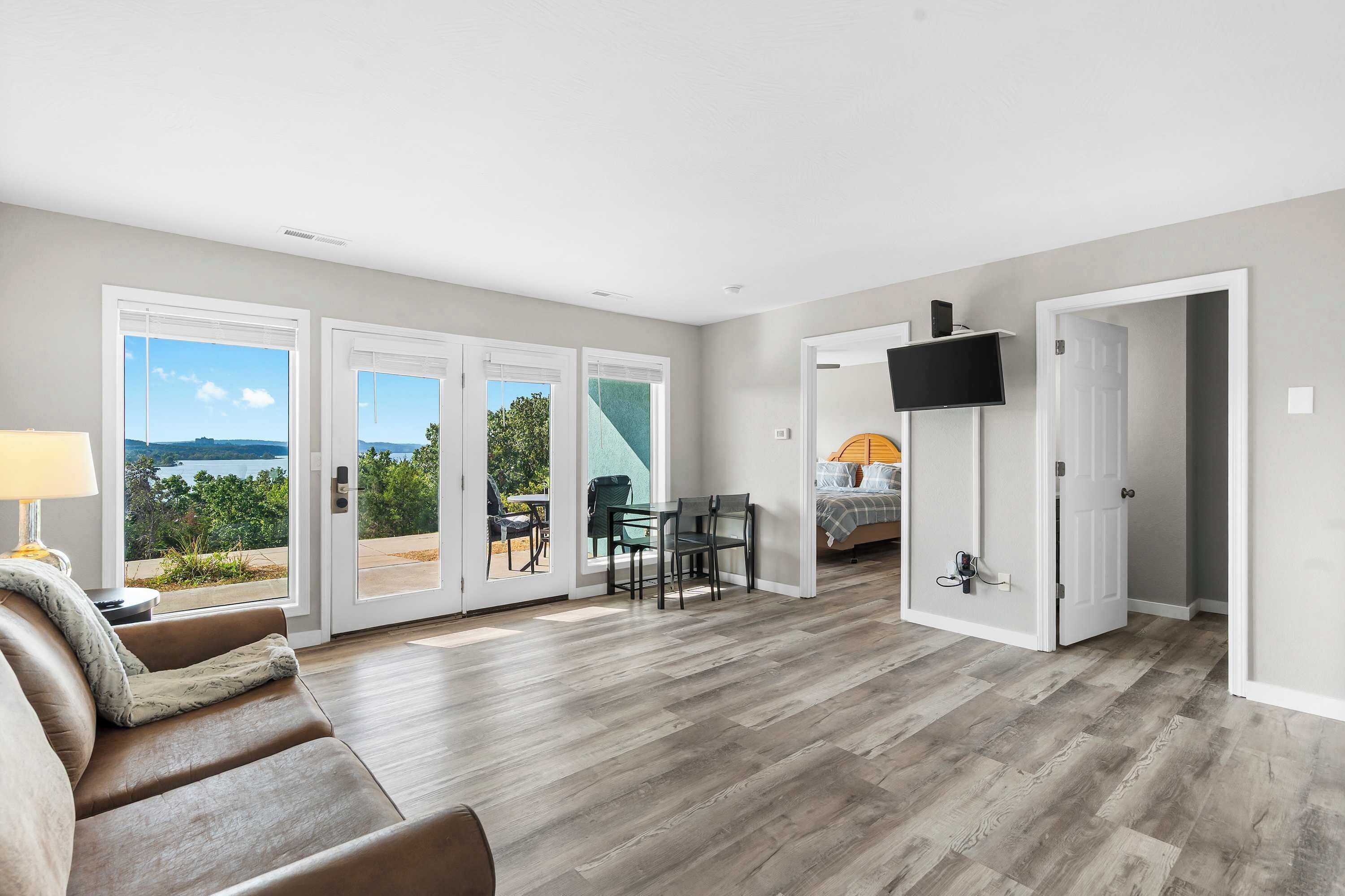 公寓式客房, 1 张特大床和 1 张沙发床, 露台 (Waterview Oasis) | 起居区 | 40-英寸纯平电视（配备数码频道）