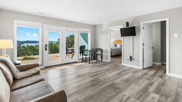 Appartement, 1 kingsize bed met slaapbank, patio (Waterview Oasis) | Woonruimte | Een 40-inch flatscreentelevisie met digitale zenders