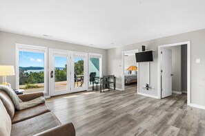 Condo, 1 cama King size y sofá cama, patio (Waterview Oasis) | Área de sala de estar | Televisión de pantalla plana de 40 pulgadas con canales digitales 