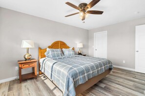 شقة - سرير ملكي مع أريكة سرير - برواق (Waterview Oasis) | 1 غرفة نوم وبديكورات فريدة لكل غرفة وطراز فريد لكل وحدة