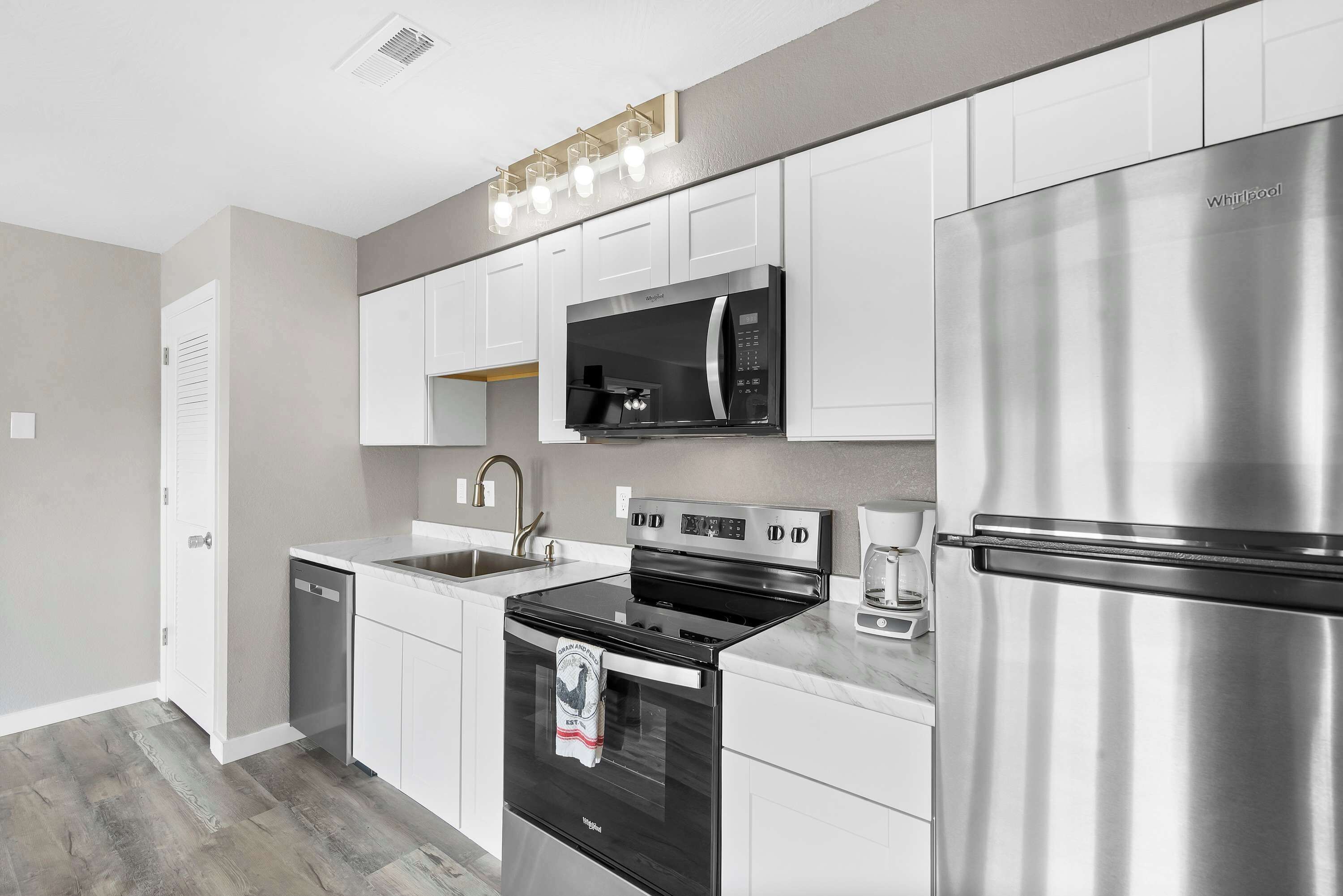 公寓客房, 1 張特大雙人床和 1 張沙發床, 庭院 (Waterview Oasis) | 私人廚房 | 電冰箱、微波爐、烤箱、爐台