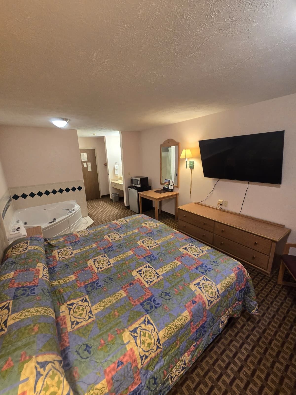 Kamer, 1 kingsize bed, niet-roken, bubbelbad | Een bureau, een strijkplank/strijkijzer, gratis wifi, beddengoed