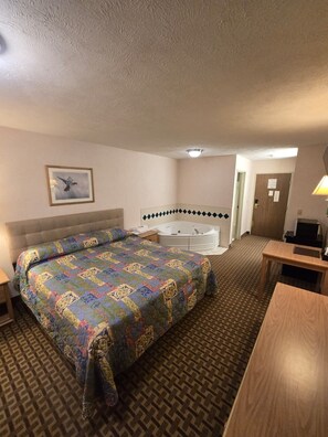 Rom, 1 kingsize-seng, ikke-røyk, massasjebadekar | Skrivebord, strykejern/-brett, wi-fi (inkludert) og sengetøy