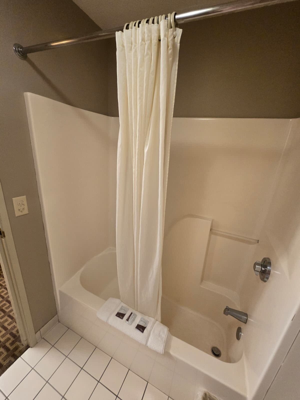 Room, 1 King Bed, Non Smoking | Bathroom | Hair dryer, towels