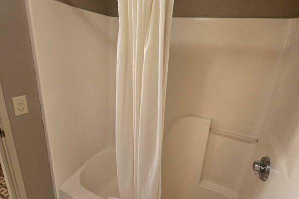 Room, 1 King Bed, Non Smoking | Bathroom | Hair dryer, towels