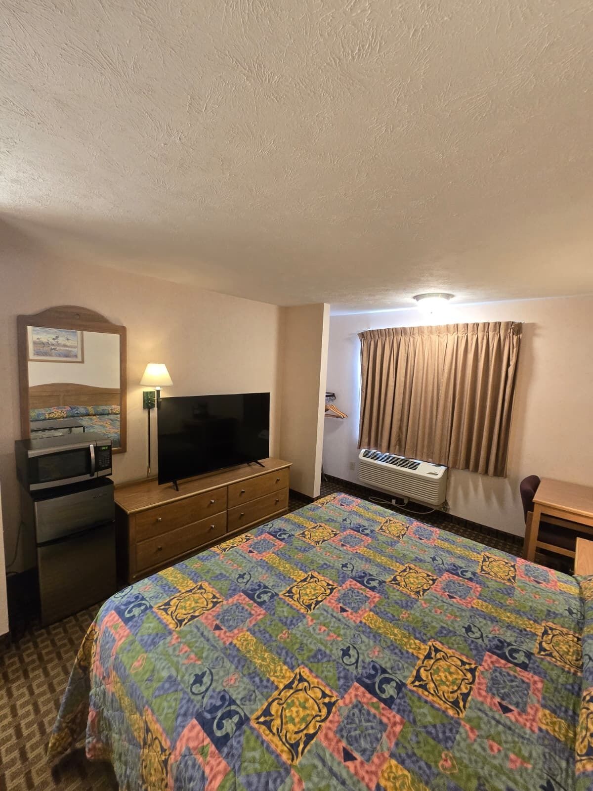 Habitación, 1 cama King size, para no fumadores (Accessible) | Escritorio, tabla de planchar con plancha, wifi gratis y ropa de cama 