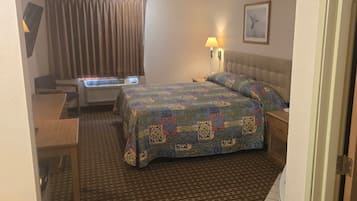 Camera, 1 letto king, non fumatori, idromassaggio | Una scrivania, ferro/asse da stiro, Wi-Fi gratuito, lenzuola