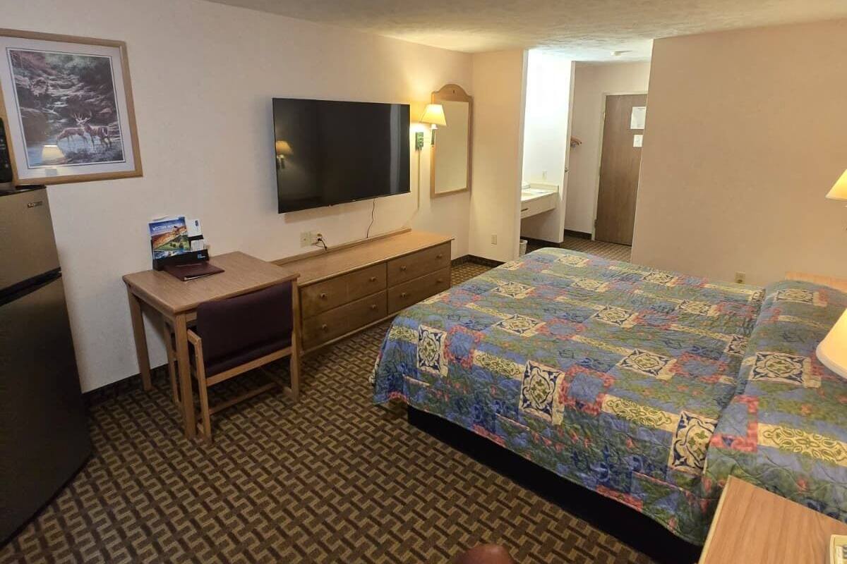 Room, 1 King Bed, Non Smoking | Desk, iron/ironing board (on request), free WiFi, bed sheets