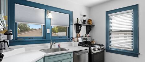 冷蔵庫、電子レンジ、オーブン、コンロ