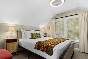 3 soverom, skrivebord, strykejern/-brett og reiseseng for barn