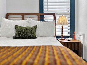 3 habitaciones, escritorio y tabla de planchar con plancha 
