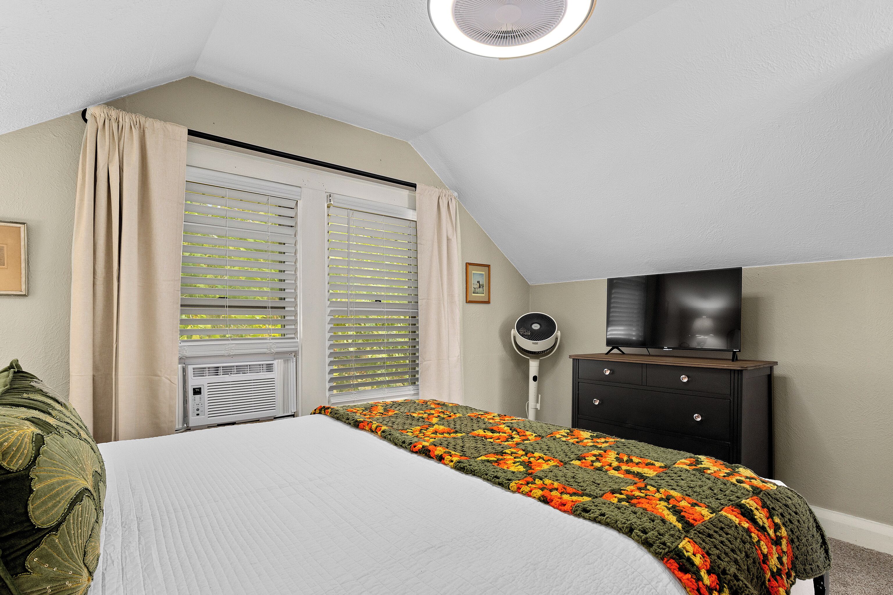 3 bedrooms, desk, iron/ironing board, travel crib