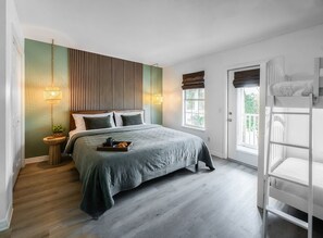 2 bedrooms, iron/ironing board, travel cot, WiFi - Golf Cart, Walk to Beach, Pet-Friendly (Santa Rosa Beach)