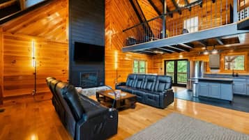 Een televisie en een open haard