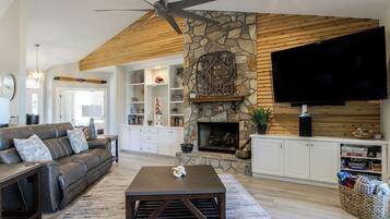 Smart-tv, pejs, bøger, stereoanlæg