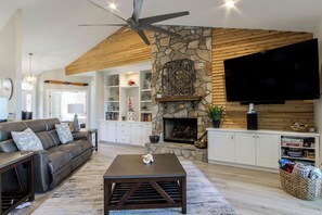 Smart-tv, een open haard, boeken en een stereo