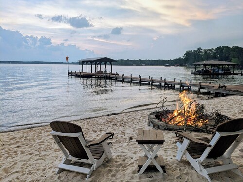 Lakehouse Landing - Hot tub + Outdoor Kitchen + Stunning sunsets