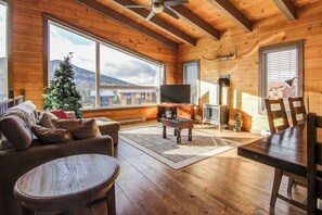Televisión y chimenea 