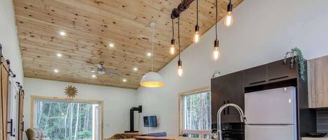 Réfrigérateur, four à micro-ondes, un four, surface de cuisson