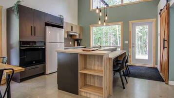 Réfrigérateur, four à micro-ondes, un four, surface de cuisson