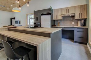 Fridge, microwave, oven, stovetop - Hauska | Tavata Chalets | Repos et nature (Saint-David-de-Falardeau)