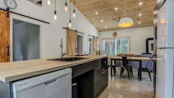 Réfrigérateur, four à micro-ondes, un four, surface de cuisson