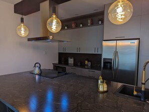 Private kitchen - 3 Soeurs | Tavata Chalets | Vue sur le lac (Hebertville)