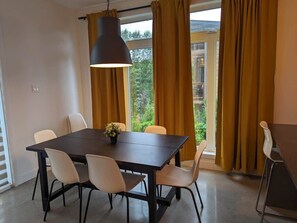 Dining - 3 Soeurs | Tavata Chalets | Vue sur le lac (Hebertville)