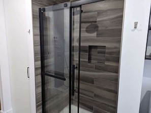 Shower - 3 Soeurs | Tavata Chalets | Vue sur le lac (Hebertville)