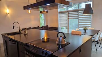 Réfrigérateur, four à micro-ondes, un four, surface de cuisson