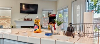 Spacious 5BD 3BR Home with Pool table & Air hockey table in Safe Neighborhood