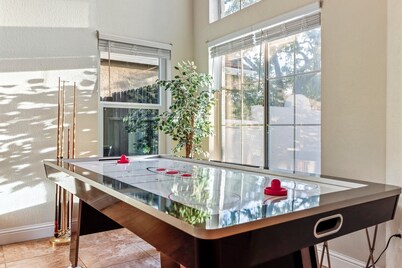 Spacious 5BD 3BR Home with Pool table & Air hockey table in Safe Neighborhood
