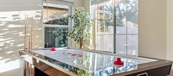 Spacious 5BD 3BR Home with Pool table & Air hockey table in Safe Neighborhood