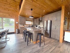 Private kitchen - Huard | Tavata Chalets | Petit paradis sur le lac (Saint-David-de-Falardeau)