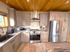 Private kitchen - Huard | Tavata Chalets | Petit paradis sur le lac (Saint-David-de-Falardeau)