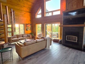 TV, fireplace, offices - Huard | Tavata Chalets | Petit paradis sur le lac (Saint-David-de-Falardeau)