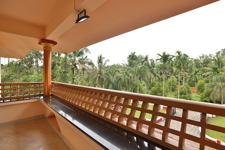 Property grounds. Family-friendly villa with relaxing pool in Ernakulam
