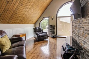 TV, fireplace, DVD player - Lymosa | Tavata Chalets | Valinouët (Saint-David-de-Falardeau)