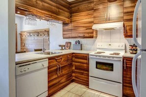 Fridge, microwave, oven, stovetop - Moussaillon | Tavata Chalets | Valinouët (Saint-David-de-Falardeau)