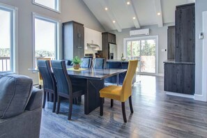 Dining - Cassiopée | Tavata Chalets | Spa et nature (Saint-David-de-Falardeau)