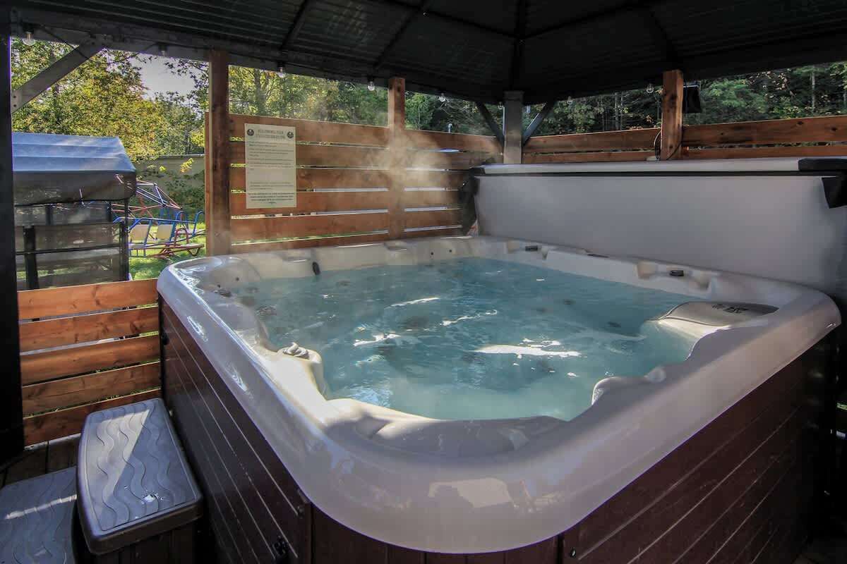 Outdoor spa tub