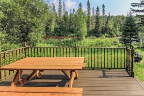 Outdoor dining - Bella Coola | Tavata Chalets | Au son de la rivière (Saint-David-de-Falardeau)