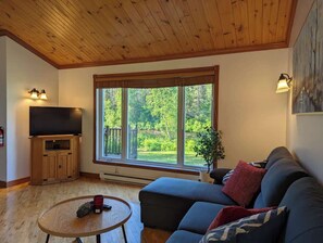 TV, fireplace, DVD player - Bella Coola | Tavata Chalets | Au son de la rivière (Saint-David-de-Falardeau)