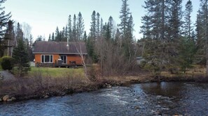 Exterior - Bella Coola | Tavata Chalets | Au son de la rivière (Saint-David-de-Falardeau)