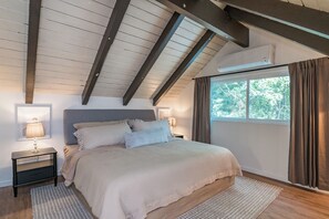 2 bedrooms, iron/ironing board, WiFi, bed sheets - Cabin Style Rustic Getaway, with mini-splits (Northampton)