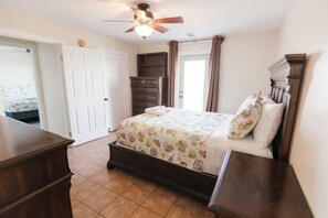 5 makuuhuonetta, silitysrauta/-lauta, vauvan matkasänky, Wi-Fi