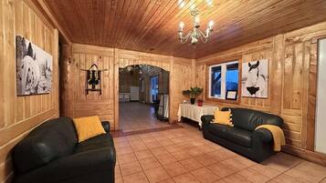 Een open haard en tafelvoetbal